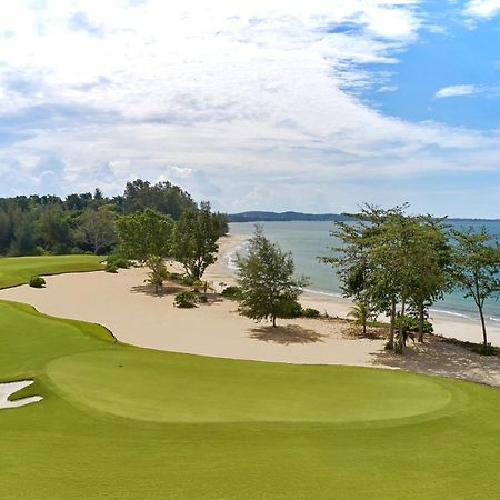 The Westin Desaru Coast Resort Eksteriør billede The 18th green at the Straits Course