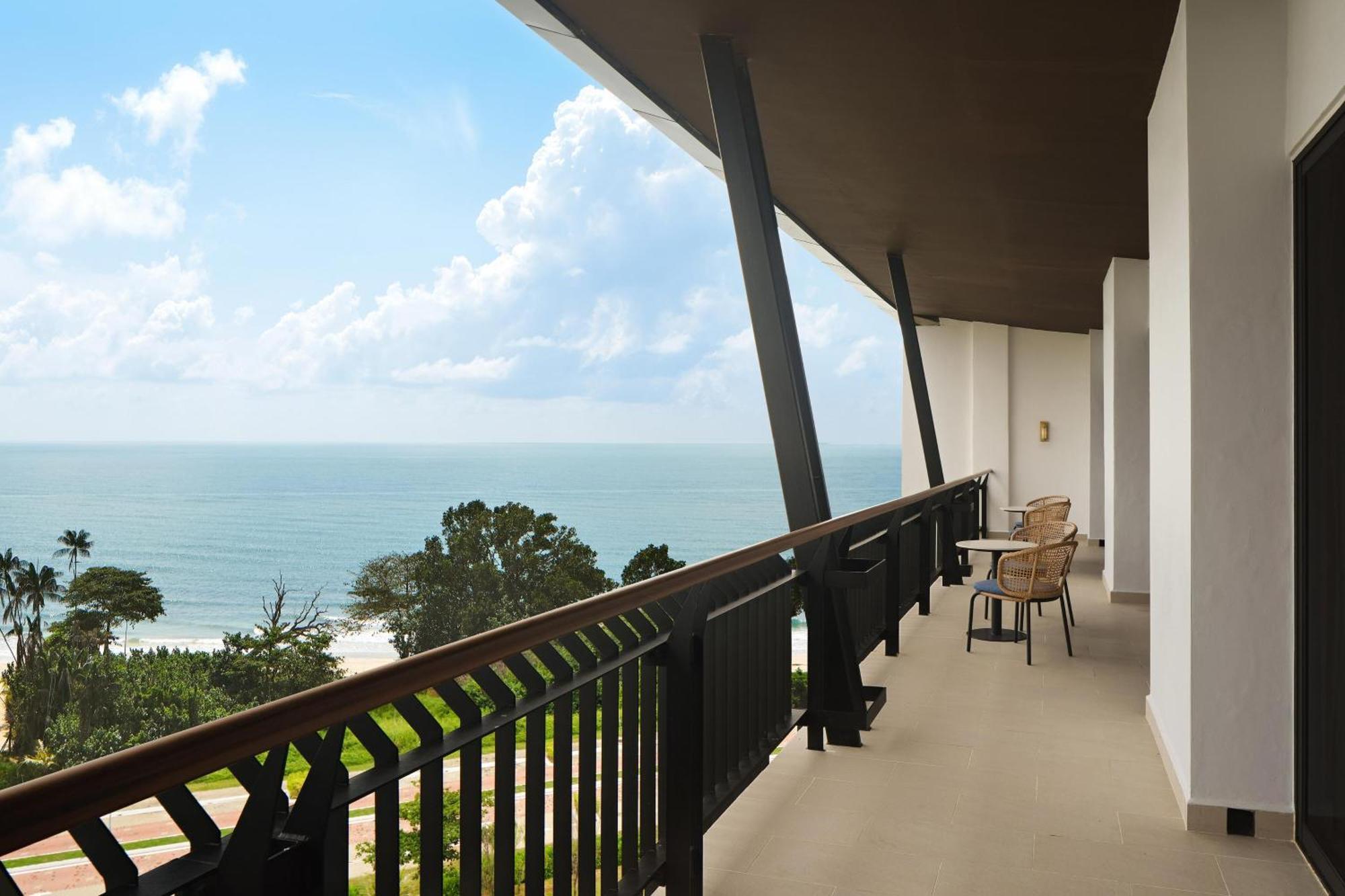 The Westin Desaru Coast Resort Eksteriør billede A balcony