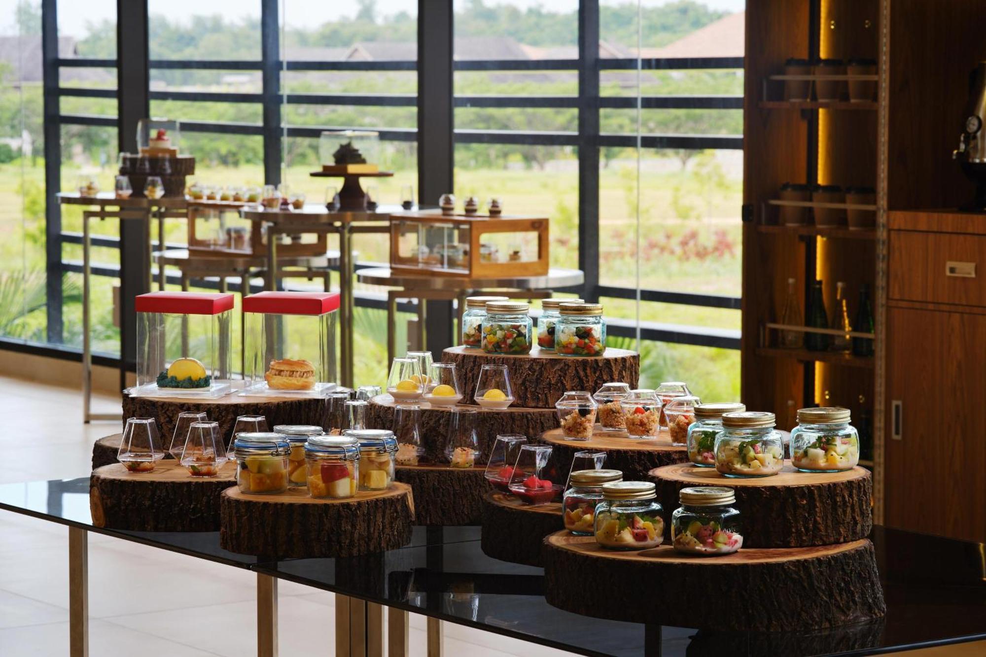 The Westin Desaru Coast Resort Eksteriør billede A dessert buffet