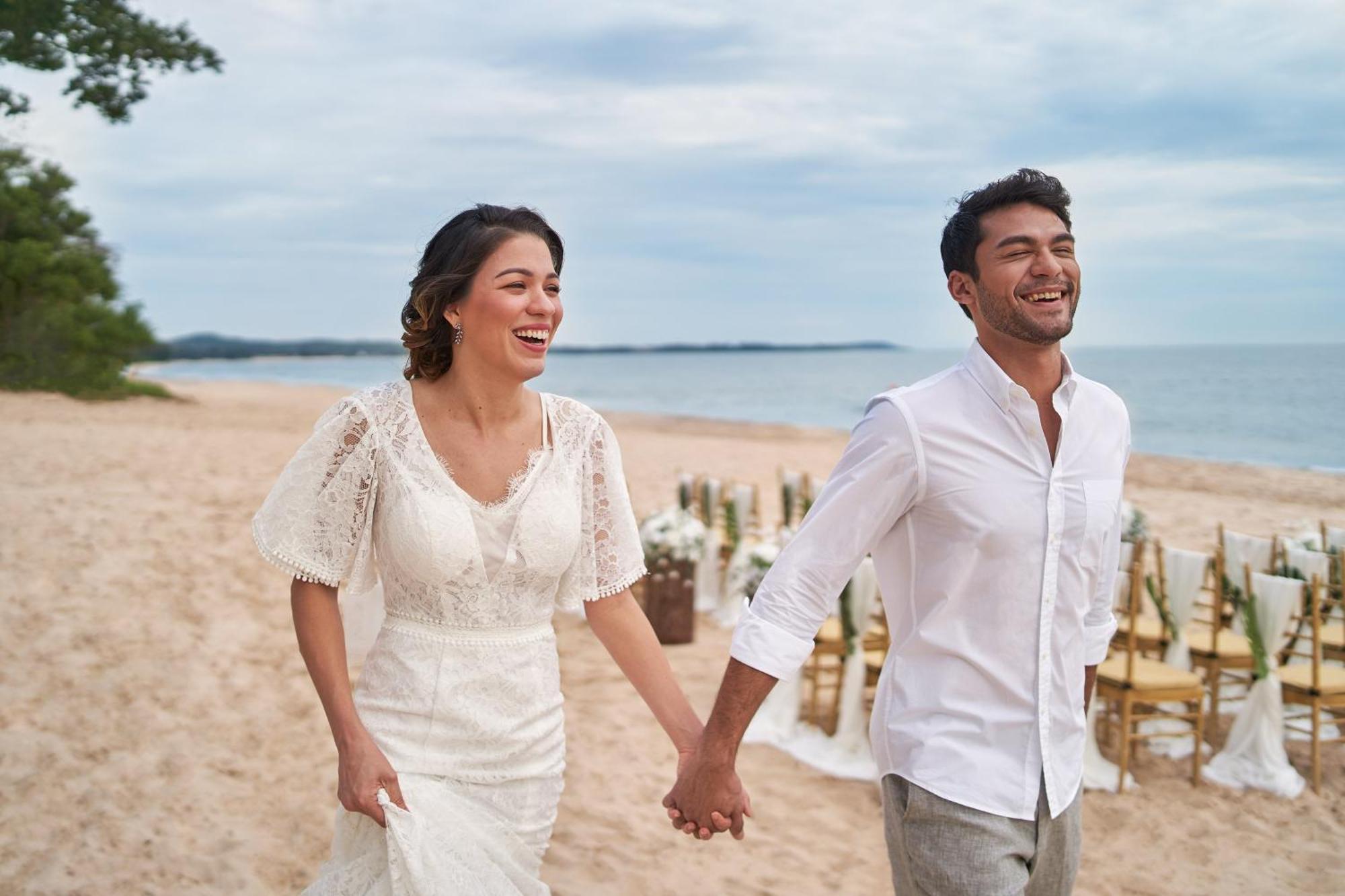 The Westin Desaru Coast Resort Eksteriør billede A couple holding hands