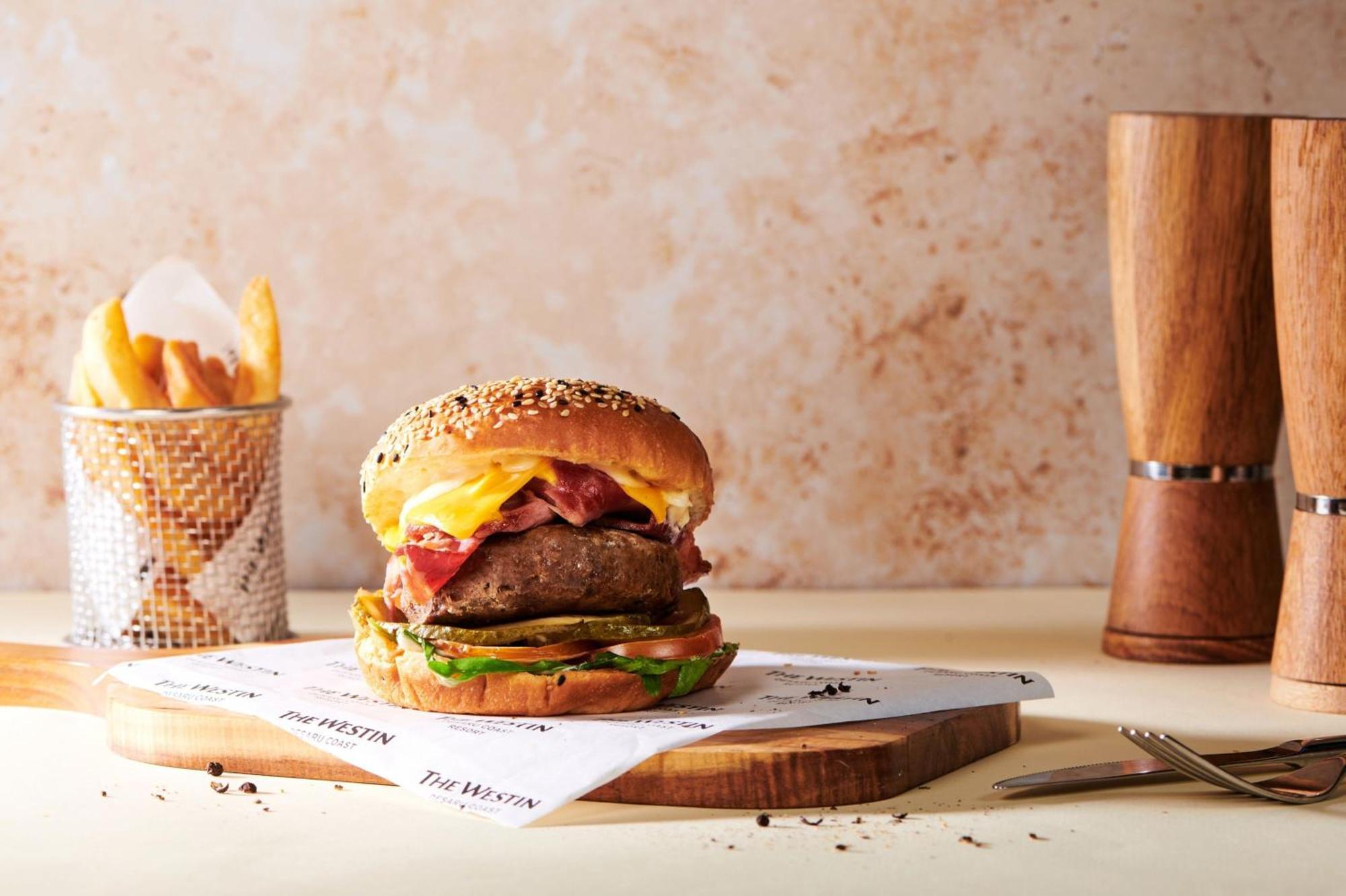 The Westin Desaru Coast Resort Eksteriør billede A cheeseburger with fries