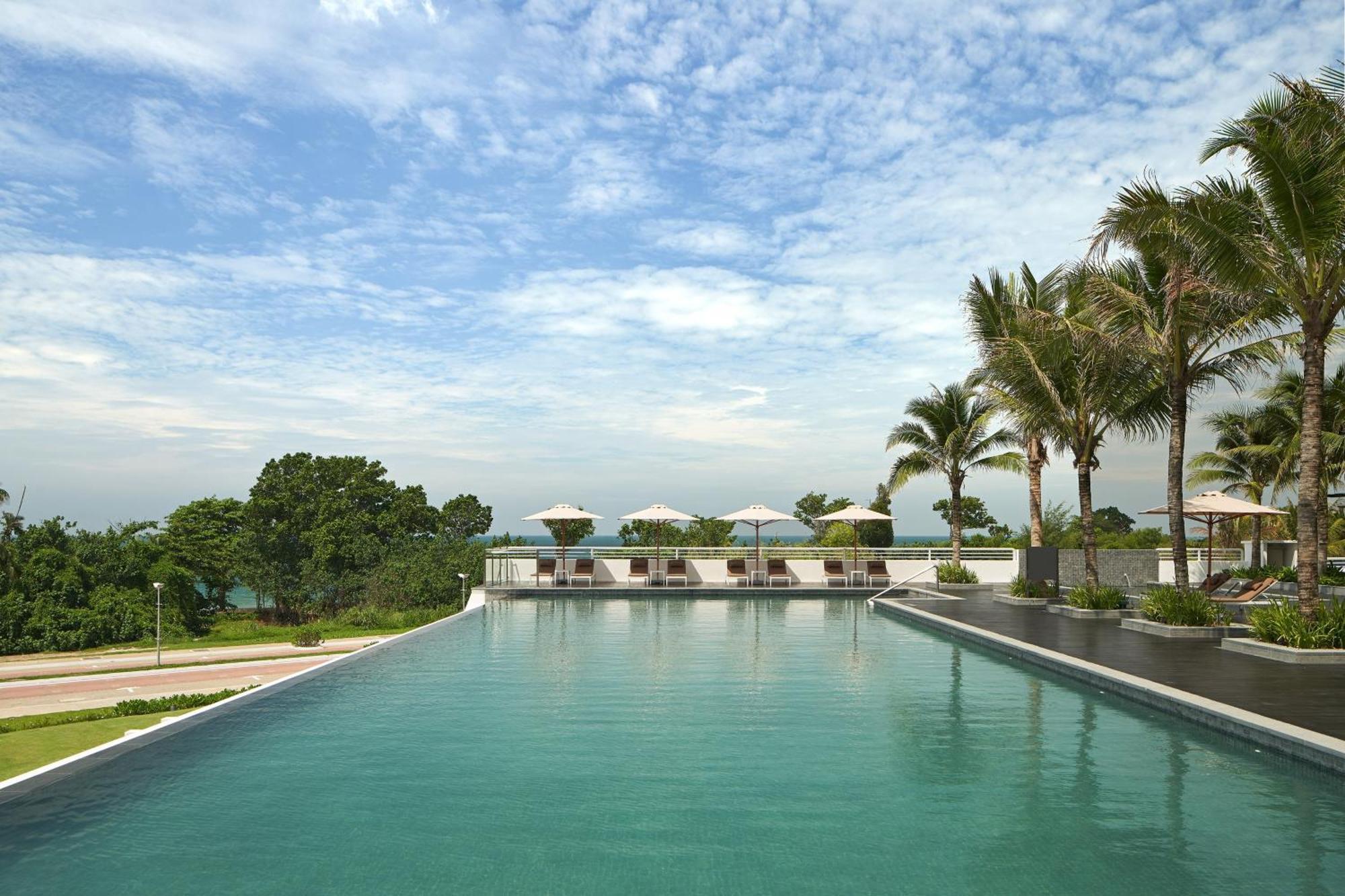 The Westin Desaru Coast Resort Eksteriør billede Infinity pool at the resort