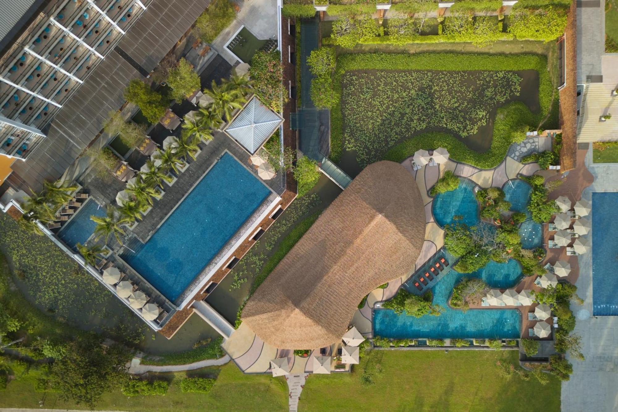 The Westin Desaru Coast Resort Eksteriør billede Aerial view of the pool and the clubhouse