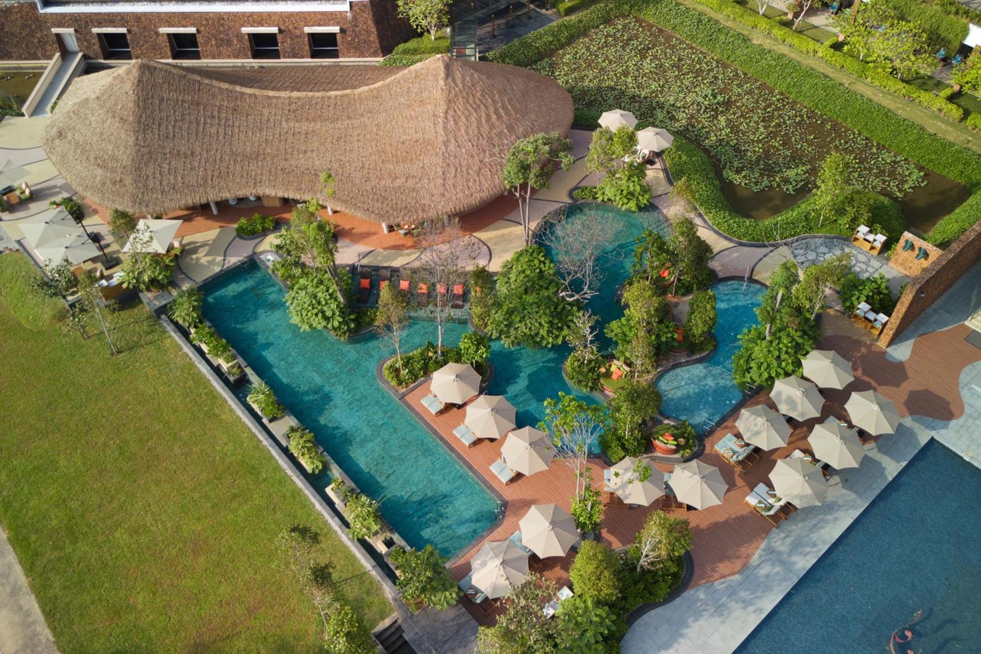 The Westin Desaru Coast Resort Eksteriør billede The swimming pool at the hotel